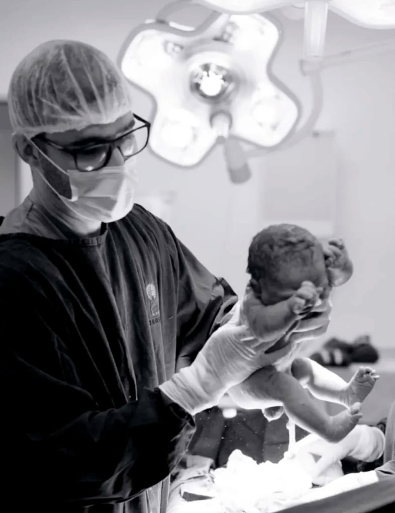 Dr. Gustavo Aguila, Ginecologista e Obstetra