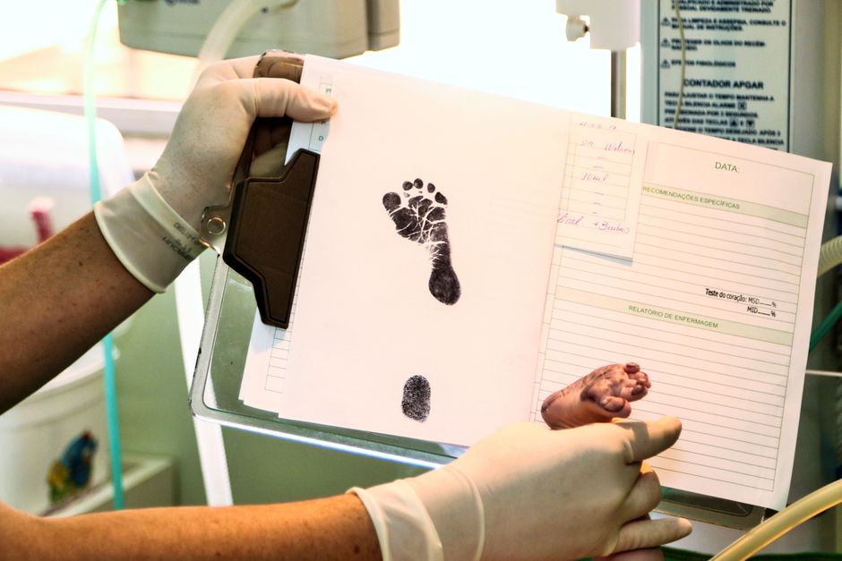 Cada pequena vitória na jornada da maternidade é celebrada com amor e cuidado.